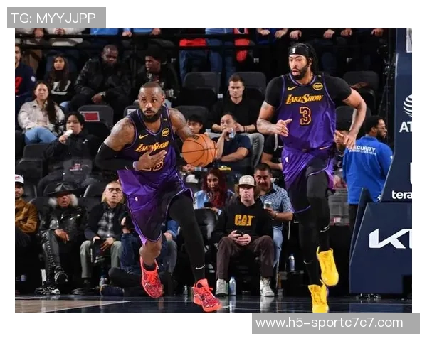 三球半场高效表现砍下23分7篮板4助攻首节独揽15分助力球队奋战